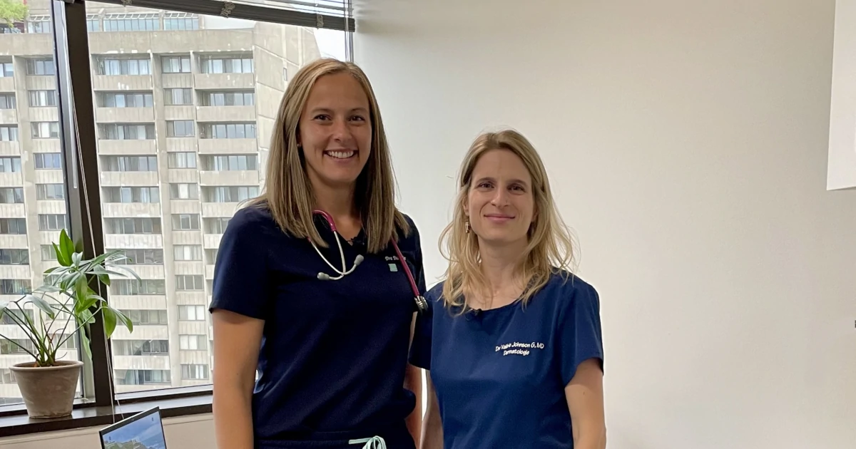 Les deux médecins sur le plateau de tournage de la formation.
