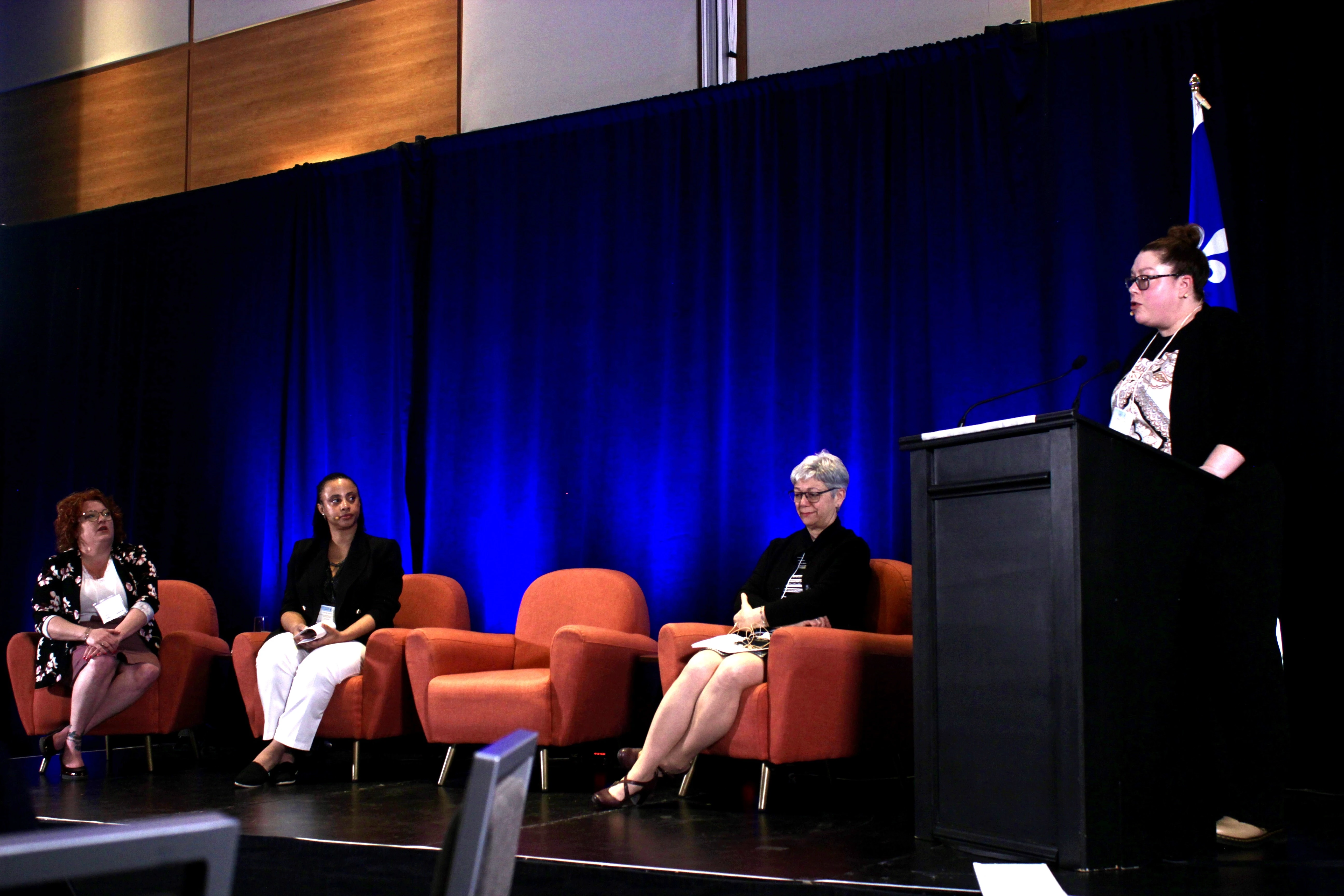 Les quatre conférencières sur scène.