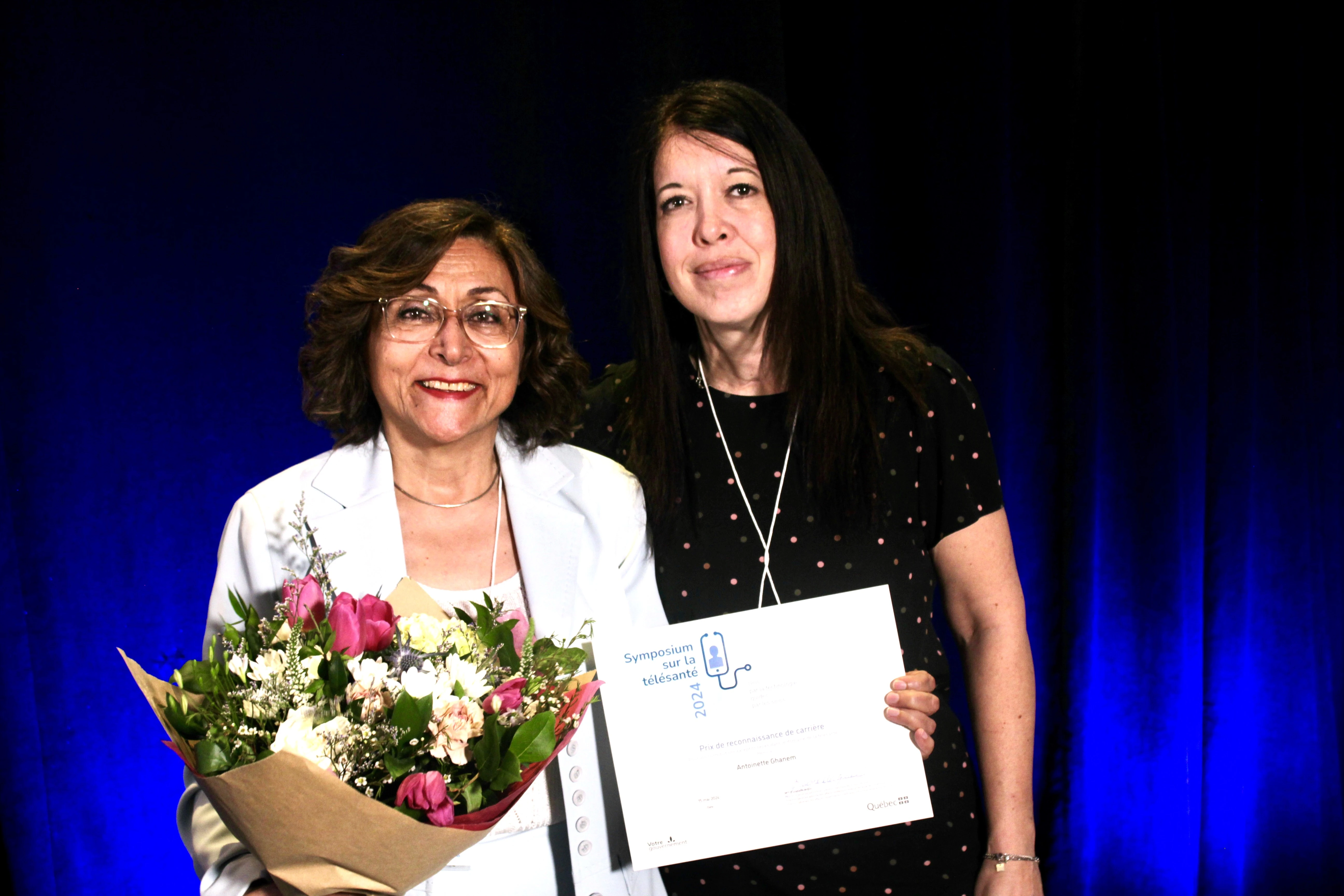 Mme Ghanem recevant son prix des mains de Mme Arpin.