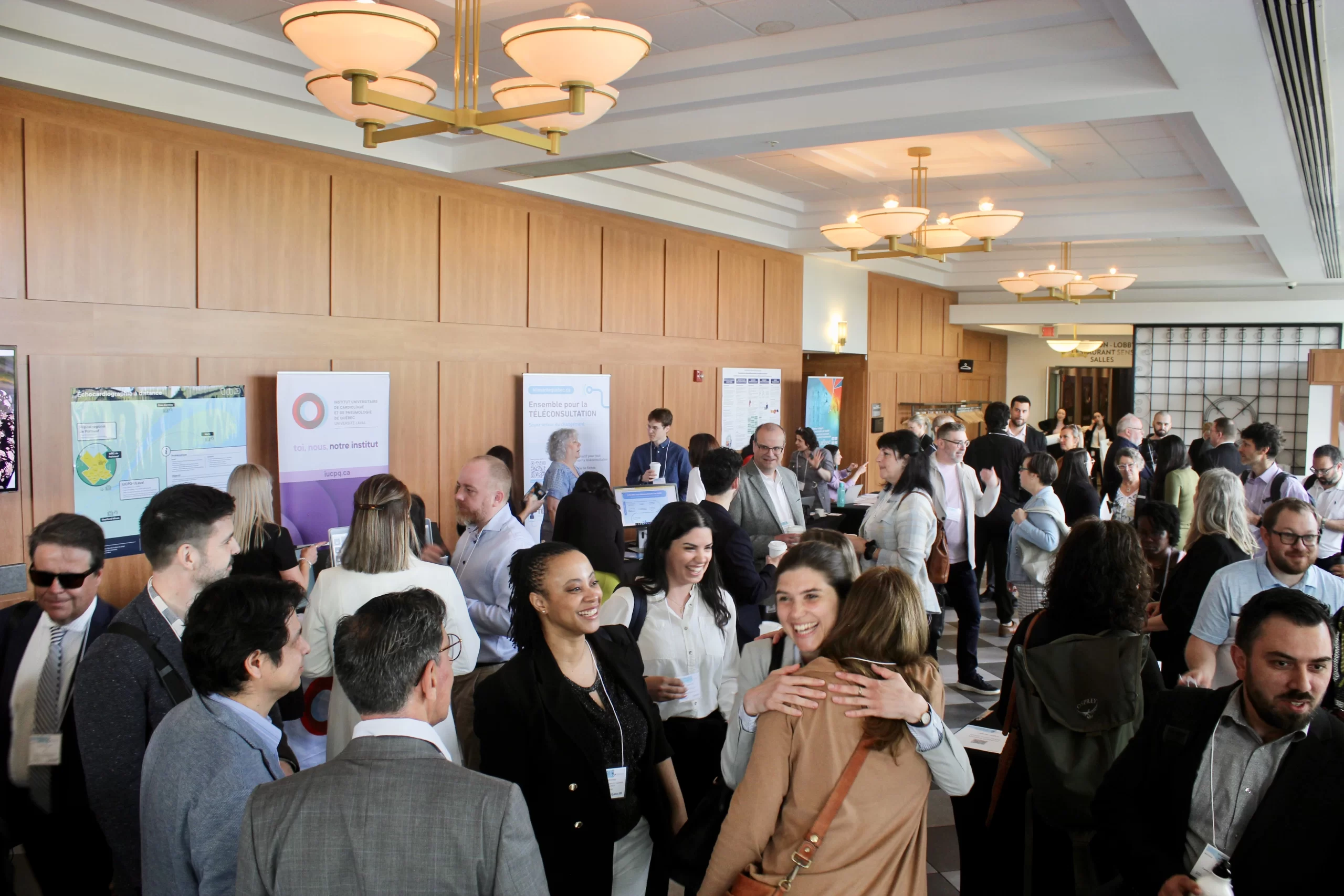 Participants au symposium dans le hall d’accueil