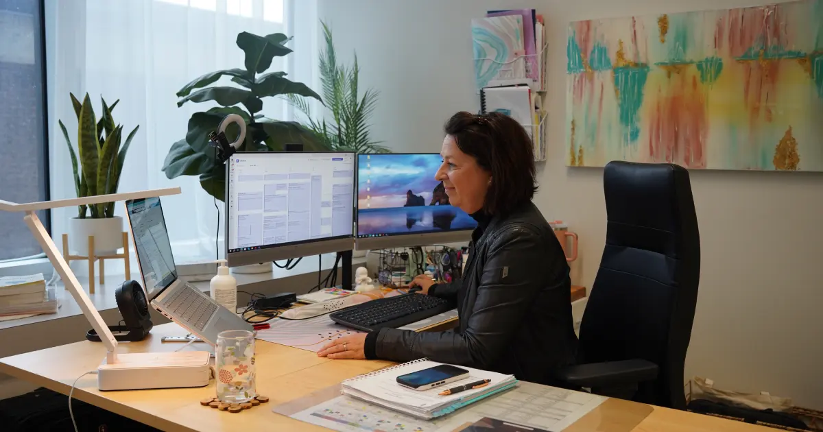 La Dre Kim Bédard-Charette travaillant dans son bureau.