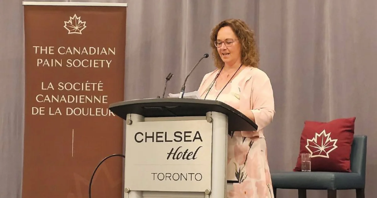 Mme Sylvie Beaudoin au lutrin, acceptant son prix.