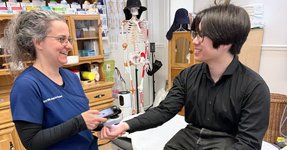 Médecin prenant une photo d’une lésion cutanée de son patient.